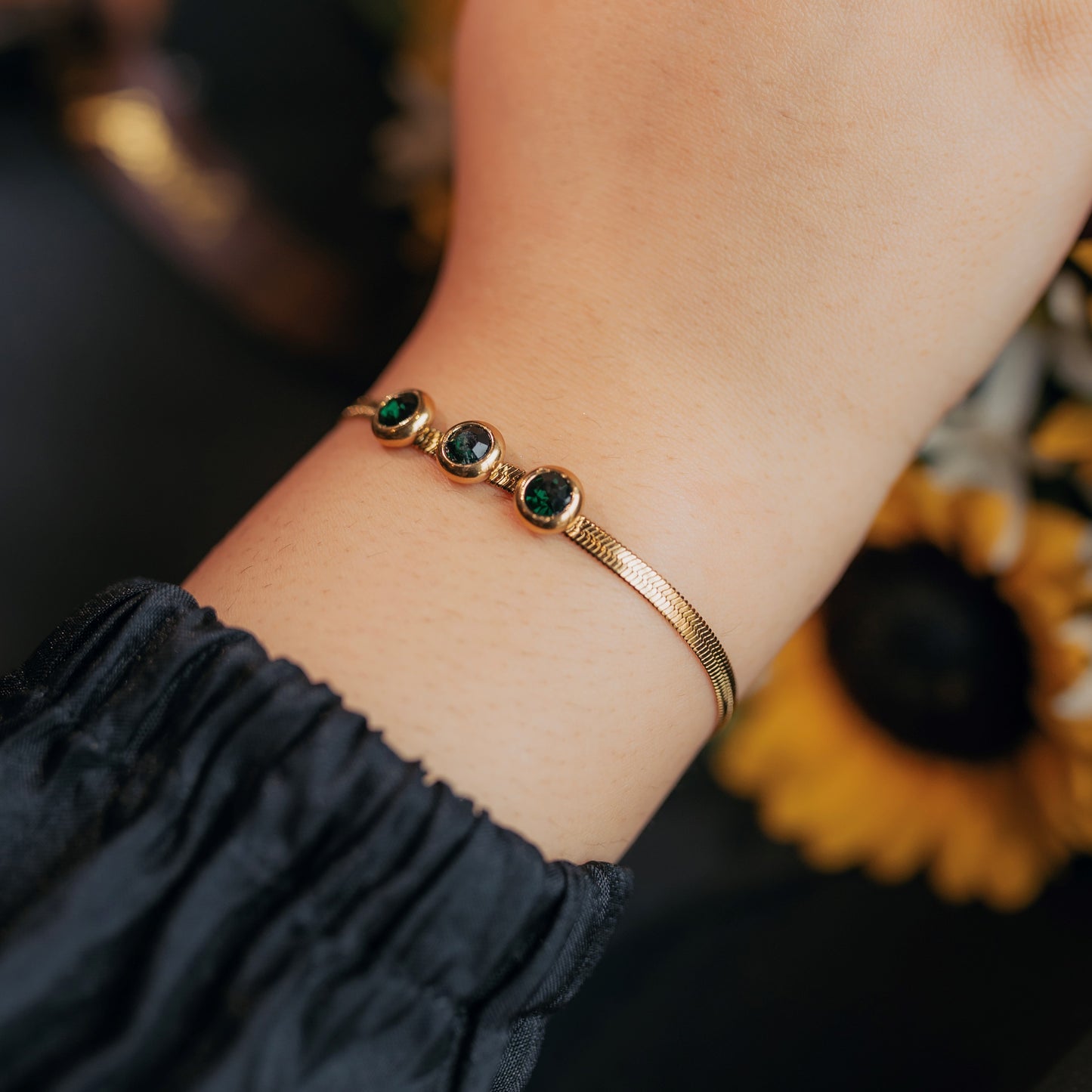 Emerald Glow Gold Bracelet – Minimal Elegance with Green Gemstones ✨