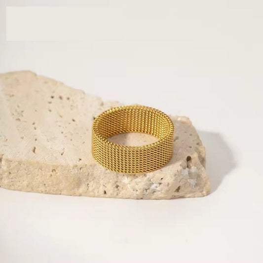 Golden Net-Pattern Ring – Intricate Mesh Design