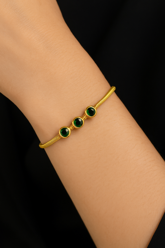 Emerald Glow Gold Bracelet – Minimal Elegance with Green Gemstones ✨