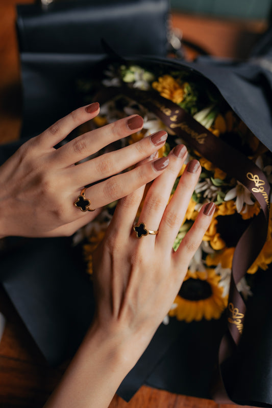 Clover Ring – Black Onyx-Inspired Charm in Gold Finish